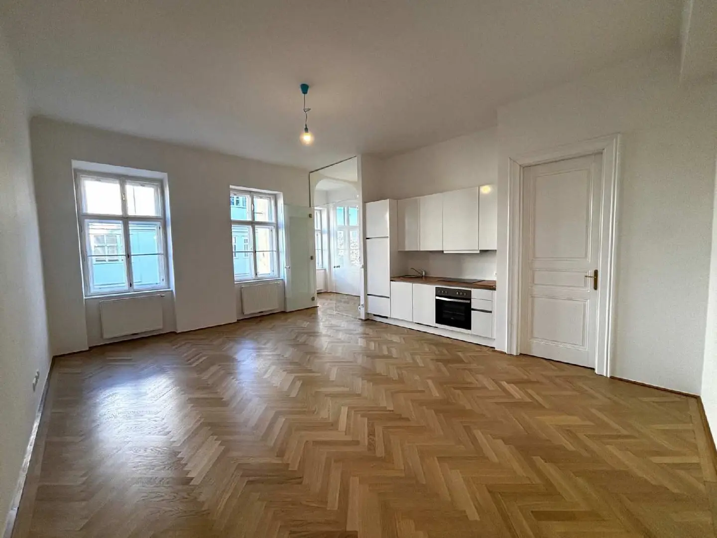 Bright Altbauwohnung with spacious living kitchen and lift