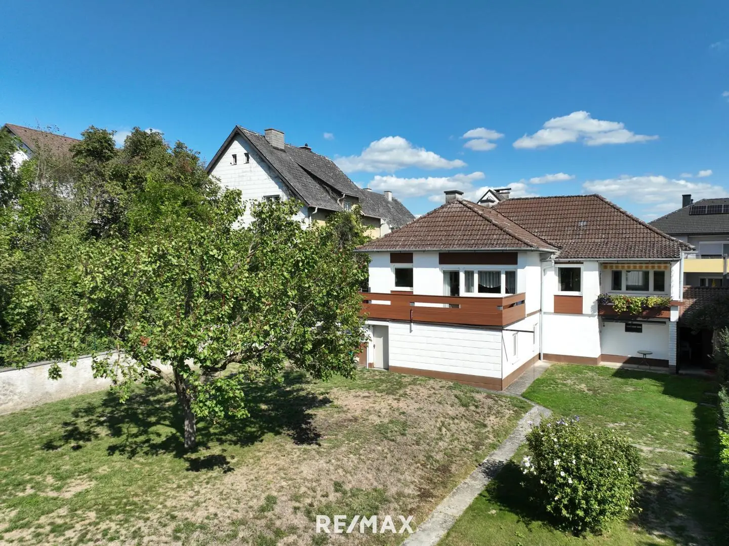 Sunny holiday apartment with garden and view to the abbey