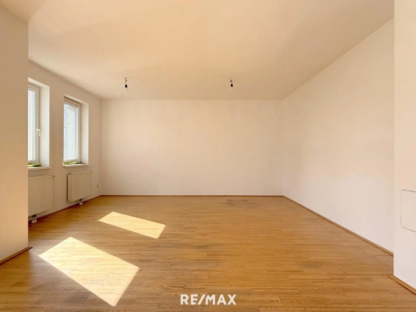 Bright Wohnung with two terraces and fireplace connection