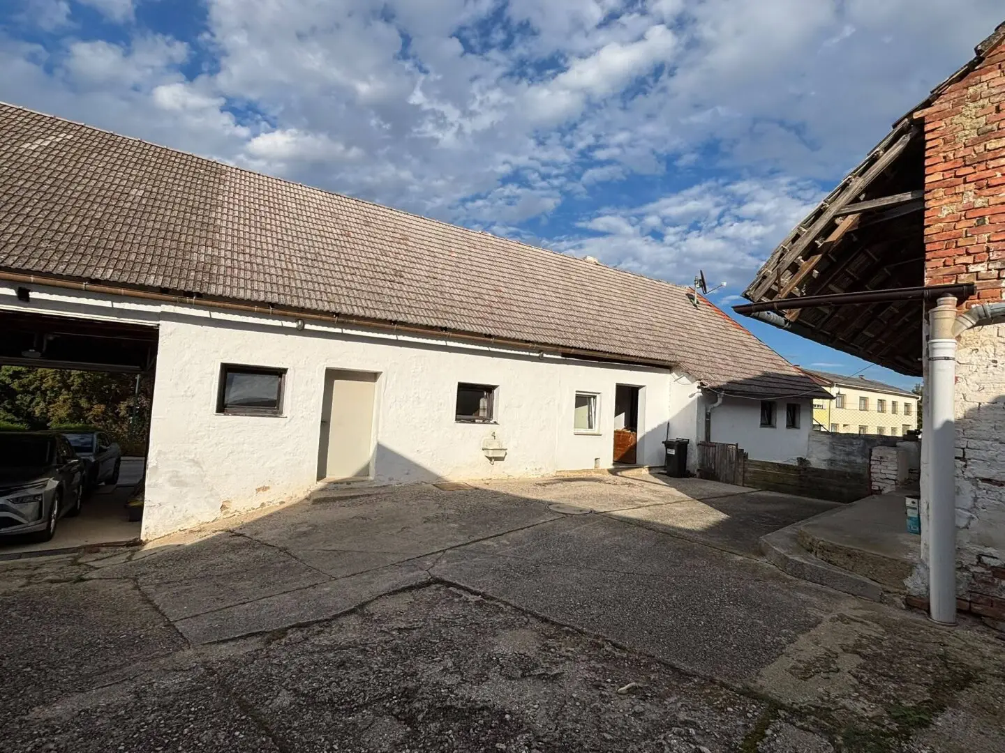 Over 1,000 m² for your ideas – farmhouse with large barn in Gnadendorf