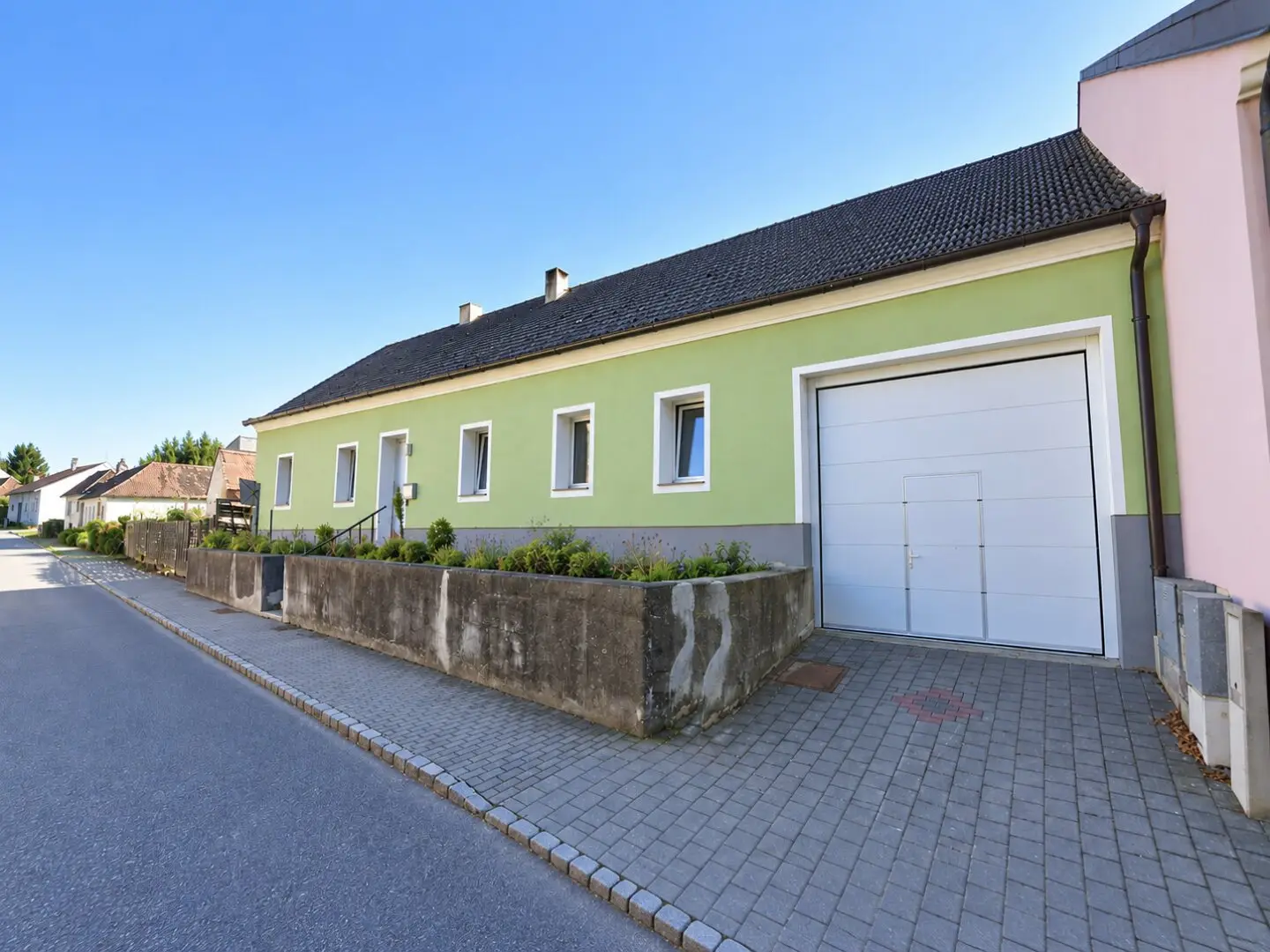 Over 1,000 m² for your ideas – farmhouse with large barn in Gnadendorf