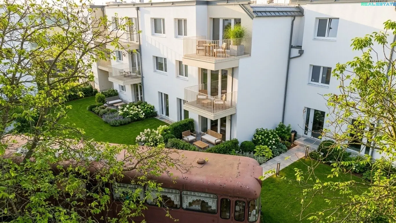 Light-flooded top floor apartment with exclusive Schneeberg view