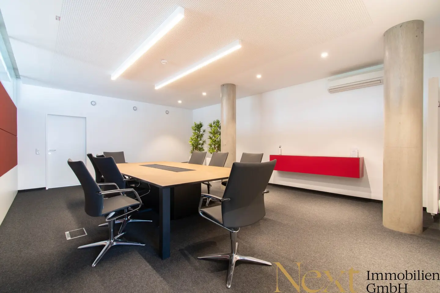 Modern, air-conditioned office space with well thought-out room layout for rent in Lenaupark