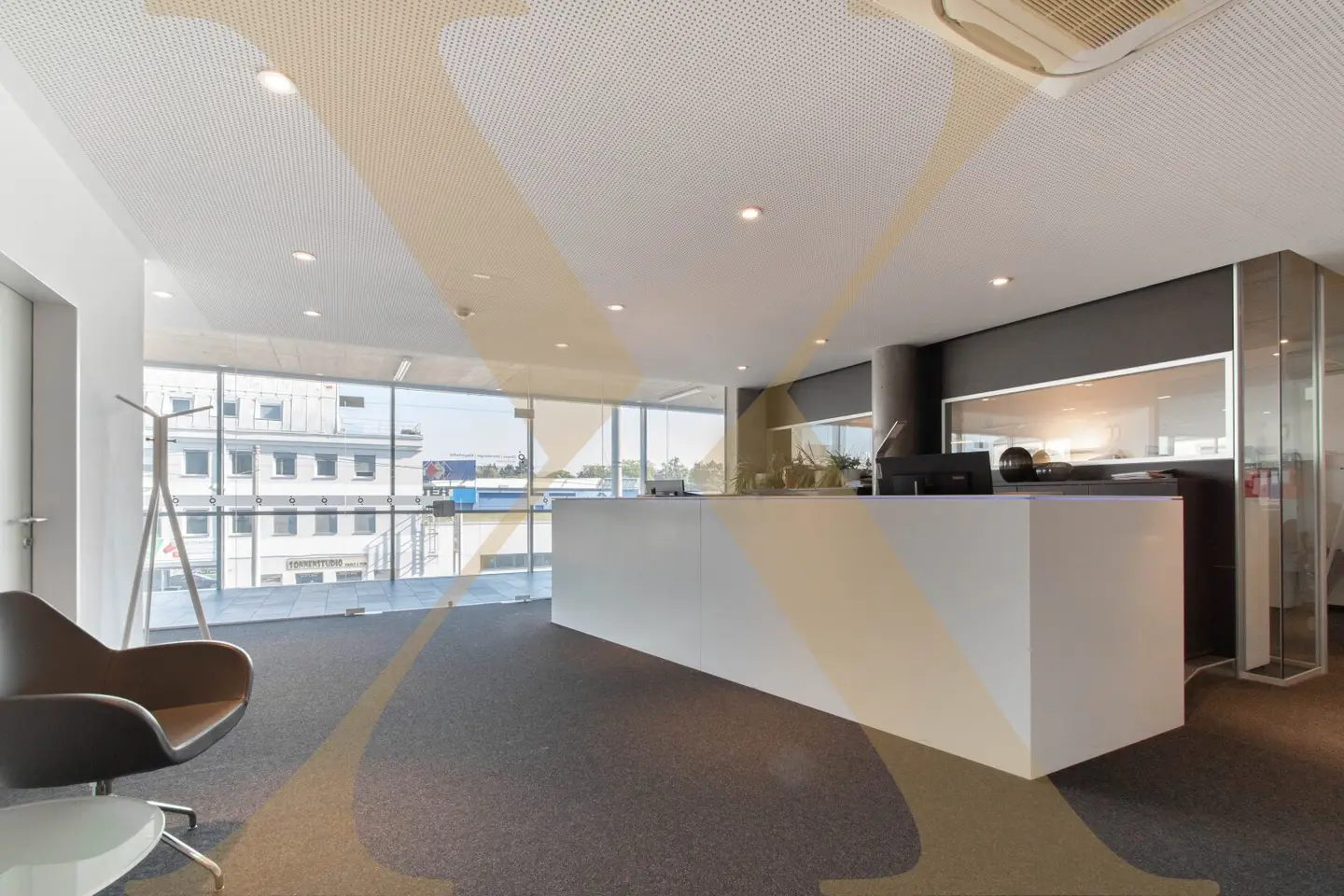 Modern, air-conditioned office space with well thought-out room layout for rent in Lenaupark
