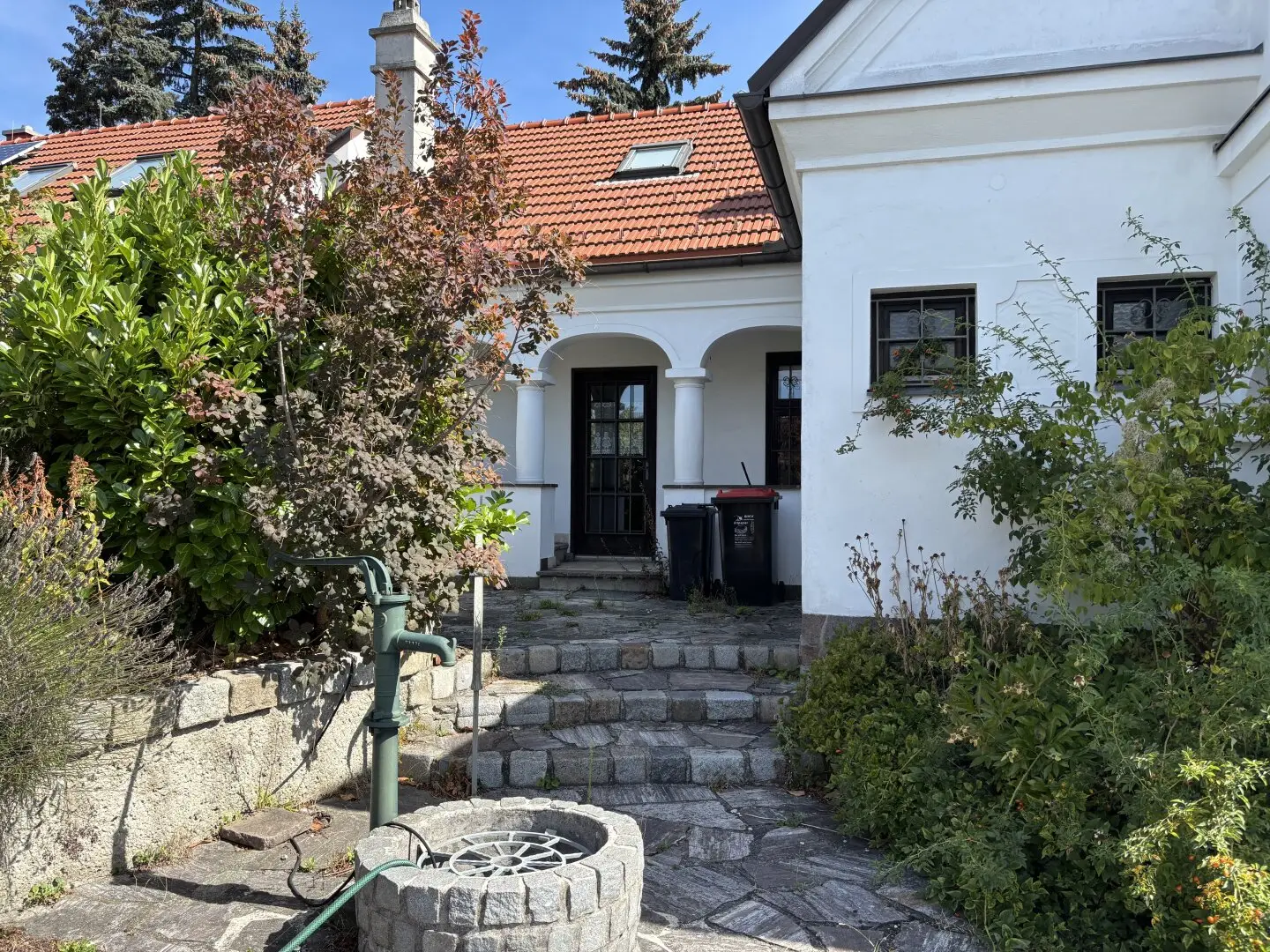Beautiful Arcade Country House in Quiet Central Location