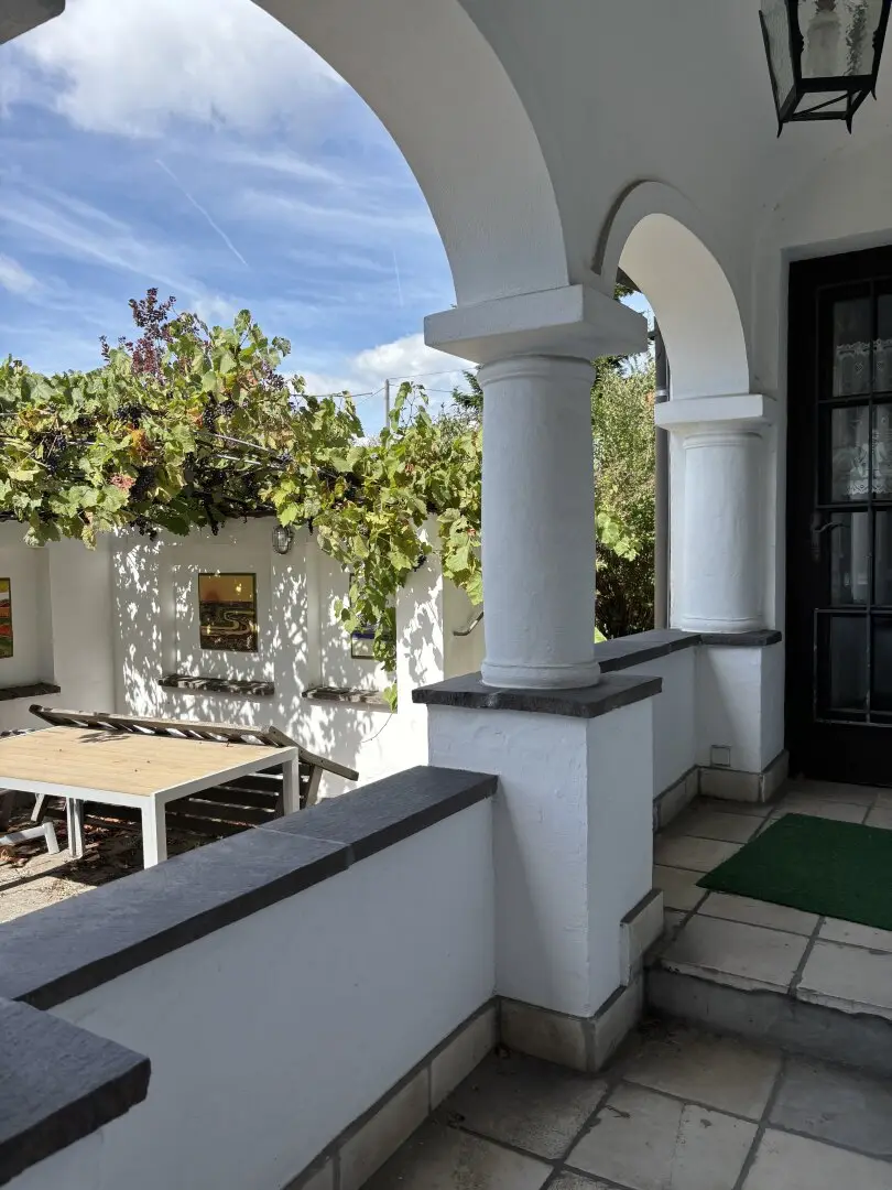 Beautiful Arcade Country House in Quiet Central Location