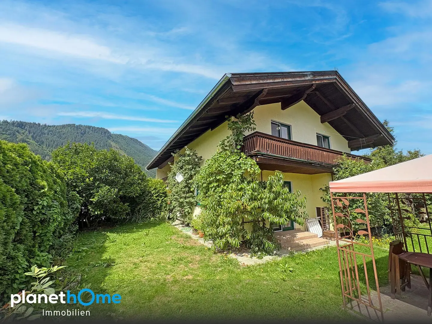 Idyllicly situated with large garden family apartment