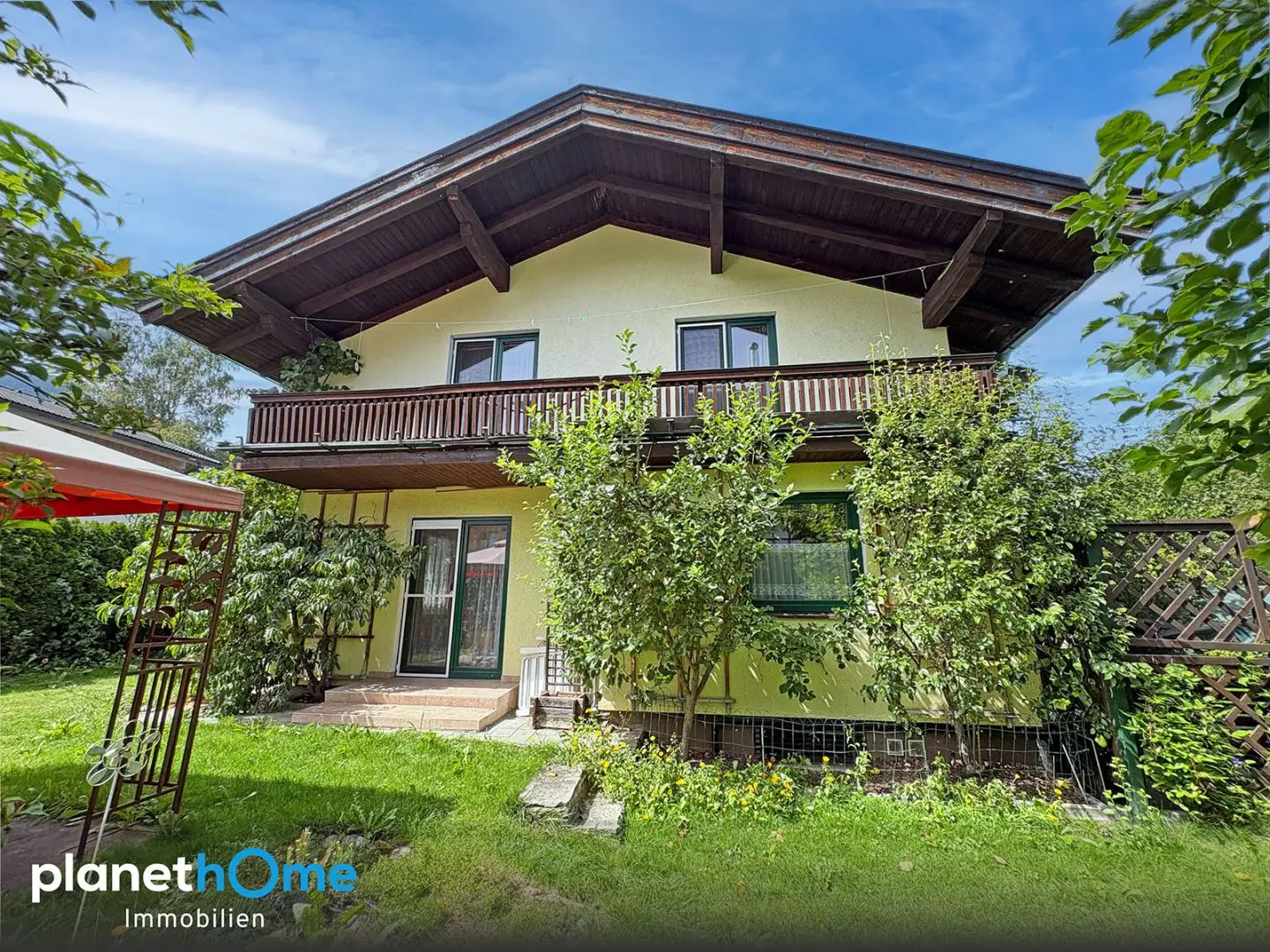 Idyllicly situated with large garden family apartment
