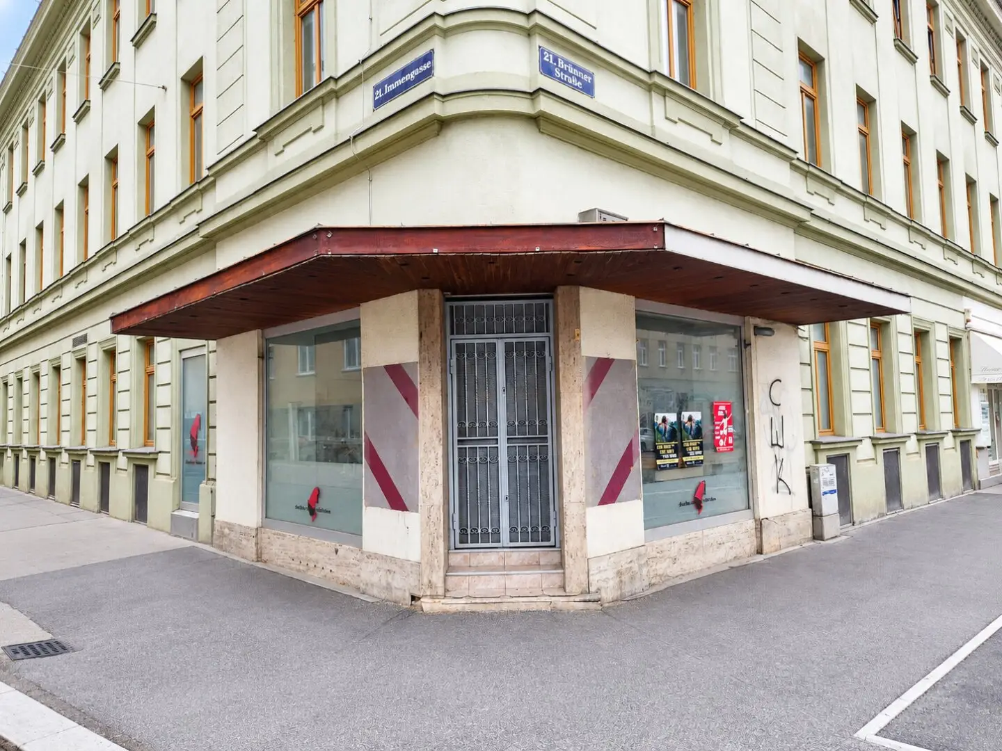 Attractive commercial space for rent with large window front and generous storage option