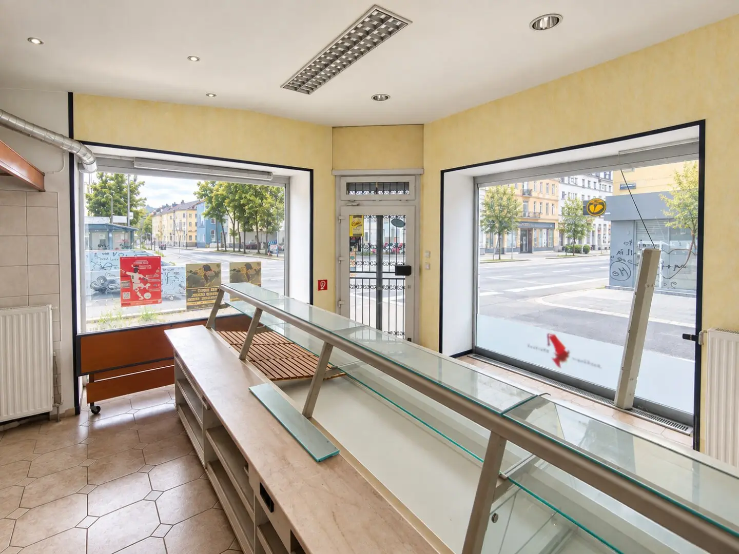 Attractive commercial space for rent with large window front and generous storage option
