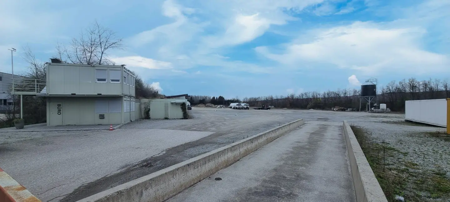 Leasehold - Spacious commercial building plot 33,700 m² in 4974 Ort im Innkreis for lease