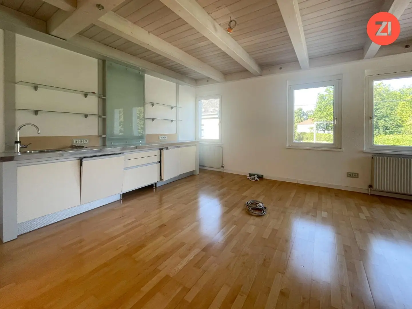 Bright apartment with large roof terrace in town center