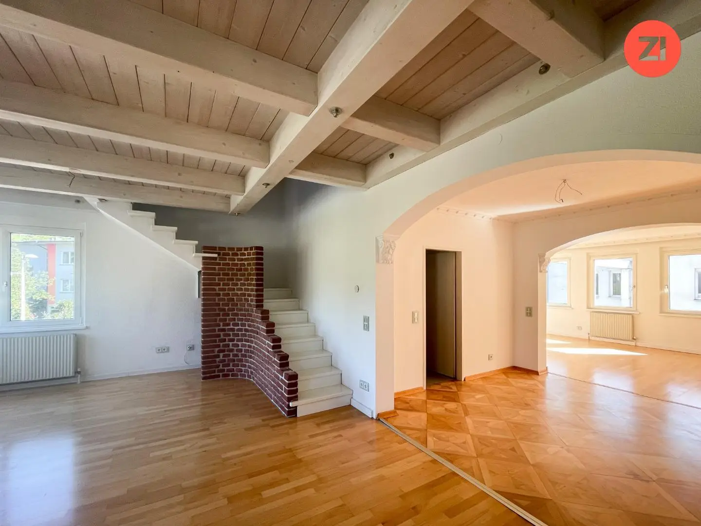 Bright apartment with large roof terrace in town center