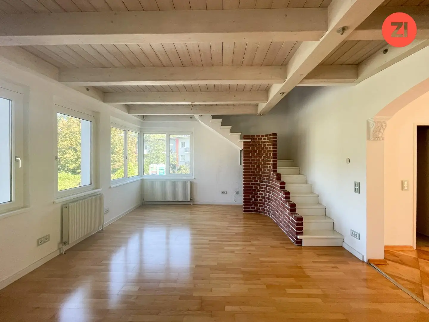 Bright apartment with large roof terrace in town center