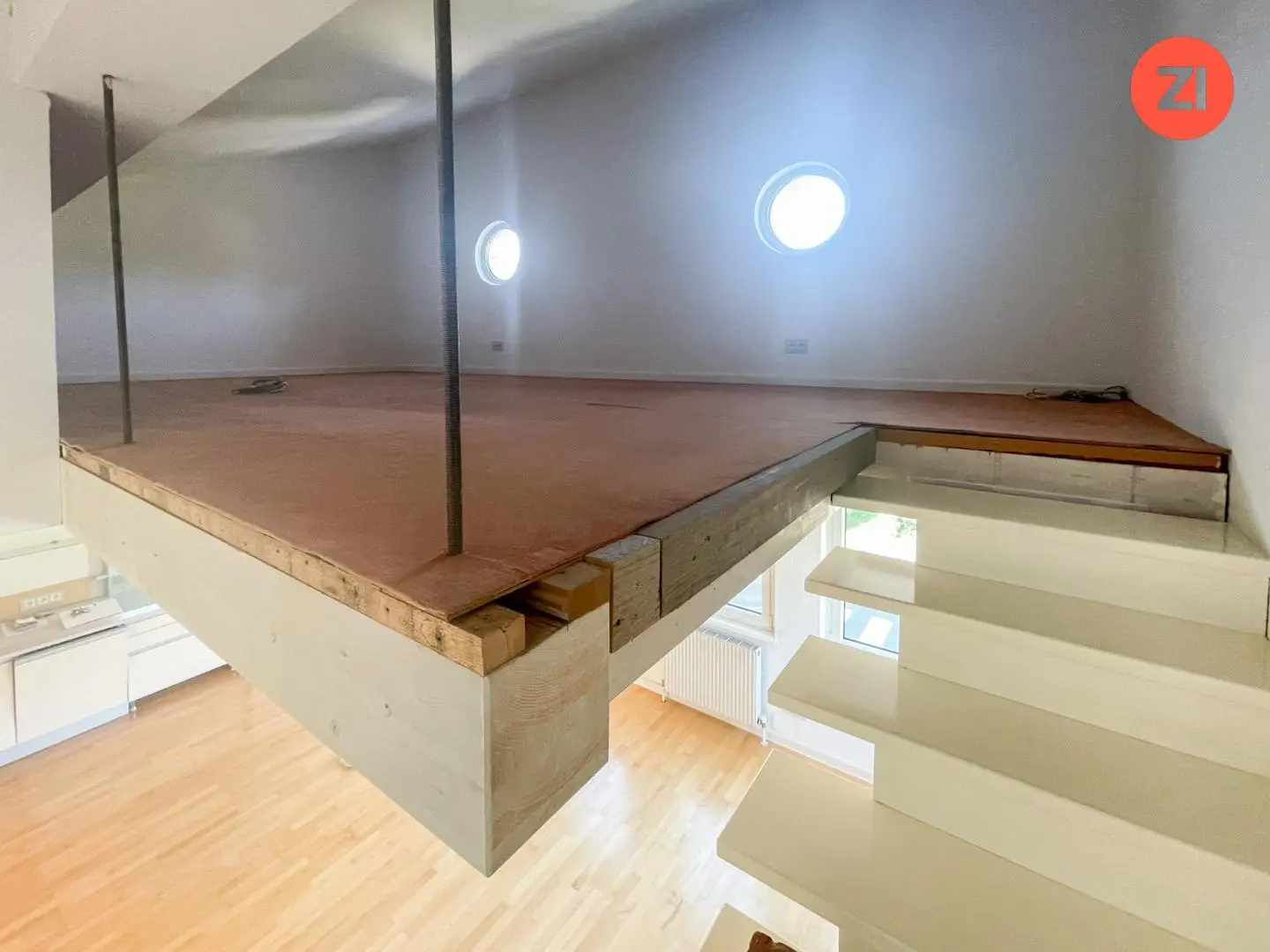 Bright apartment with large roof terrace in town center