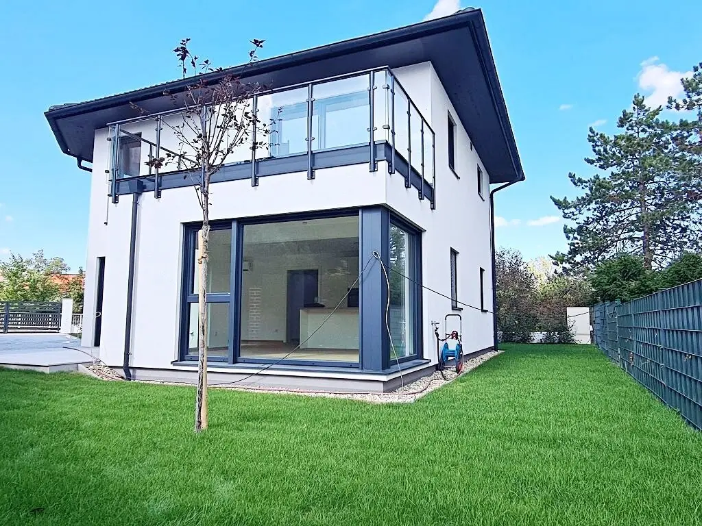 ANKOMMEN & WOHLFÜHLEN, traumhaftes Einfamilienhaus mit Terrasse und Garten, 4 Zimmer, Wohnküche, Wannenbad, Klimaanlagen, Ruhelage, Erstbezug