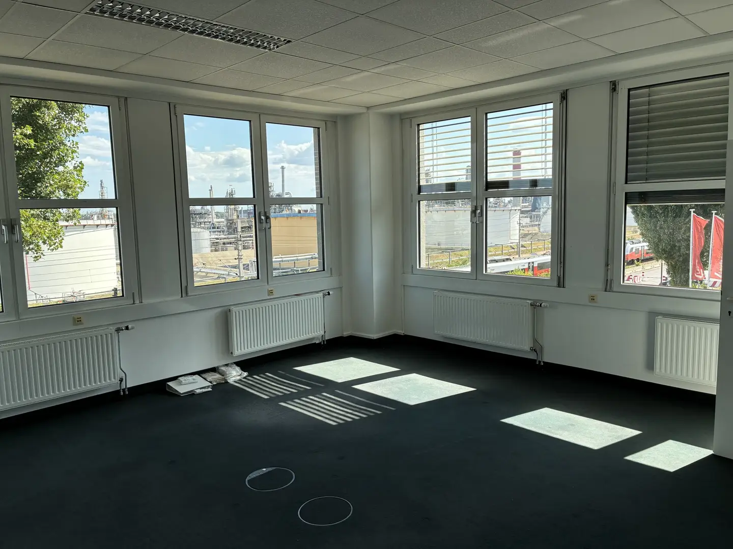 Modern office space with direct airport access Wohnung