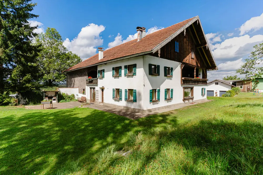 Characterful farmhouse in rural idyll near Attersee Familienwohnung