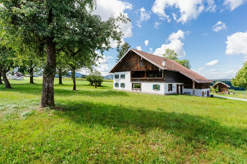 Characterful farmhouse in rural idyll near Attersee Familienwohnung