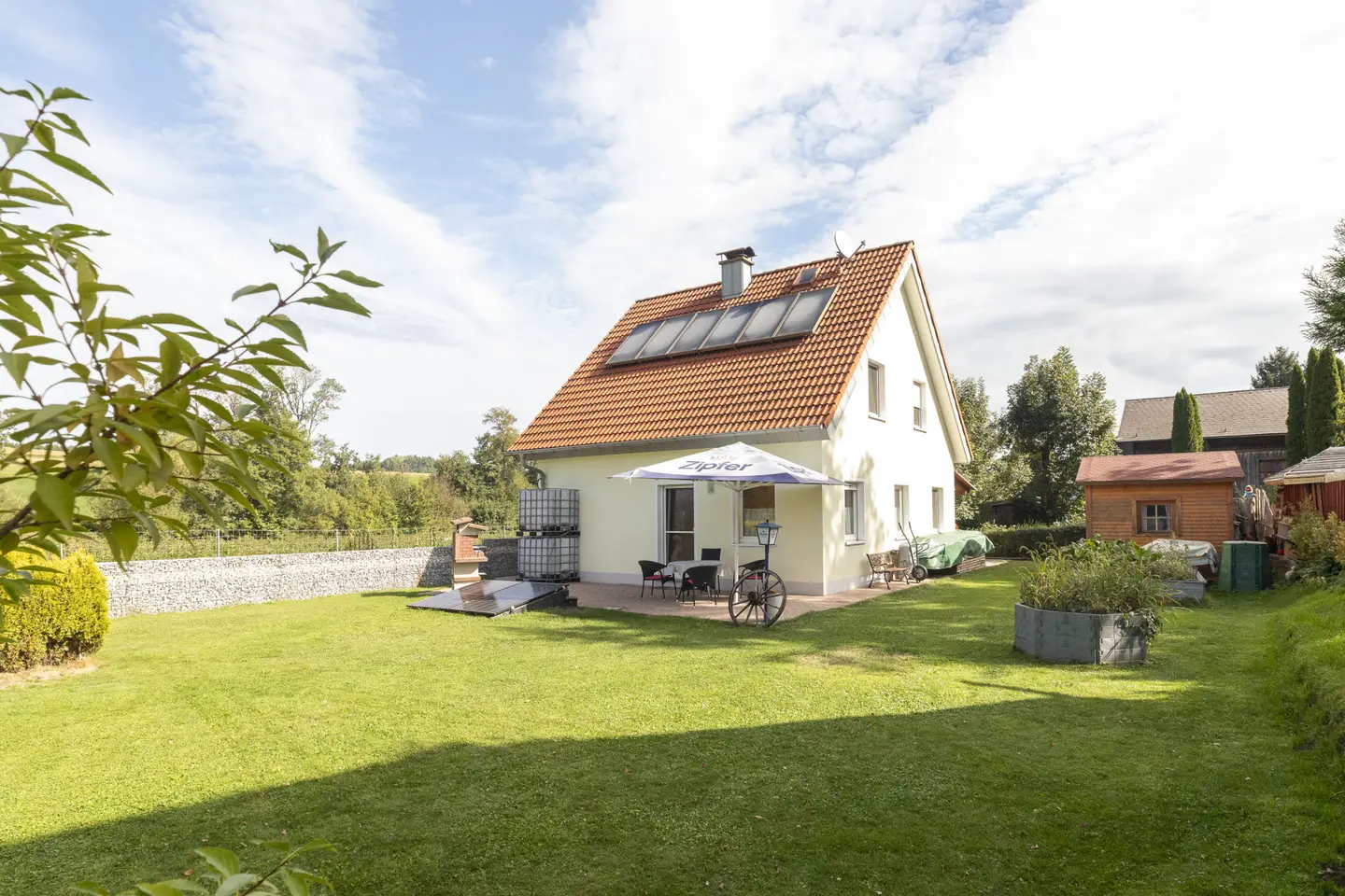 Quiet family apartment with spacious garden