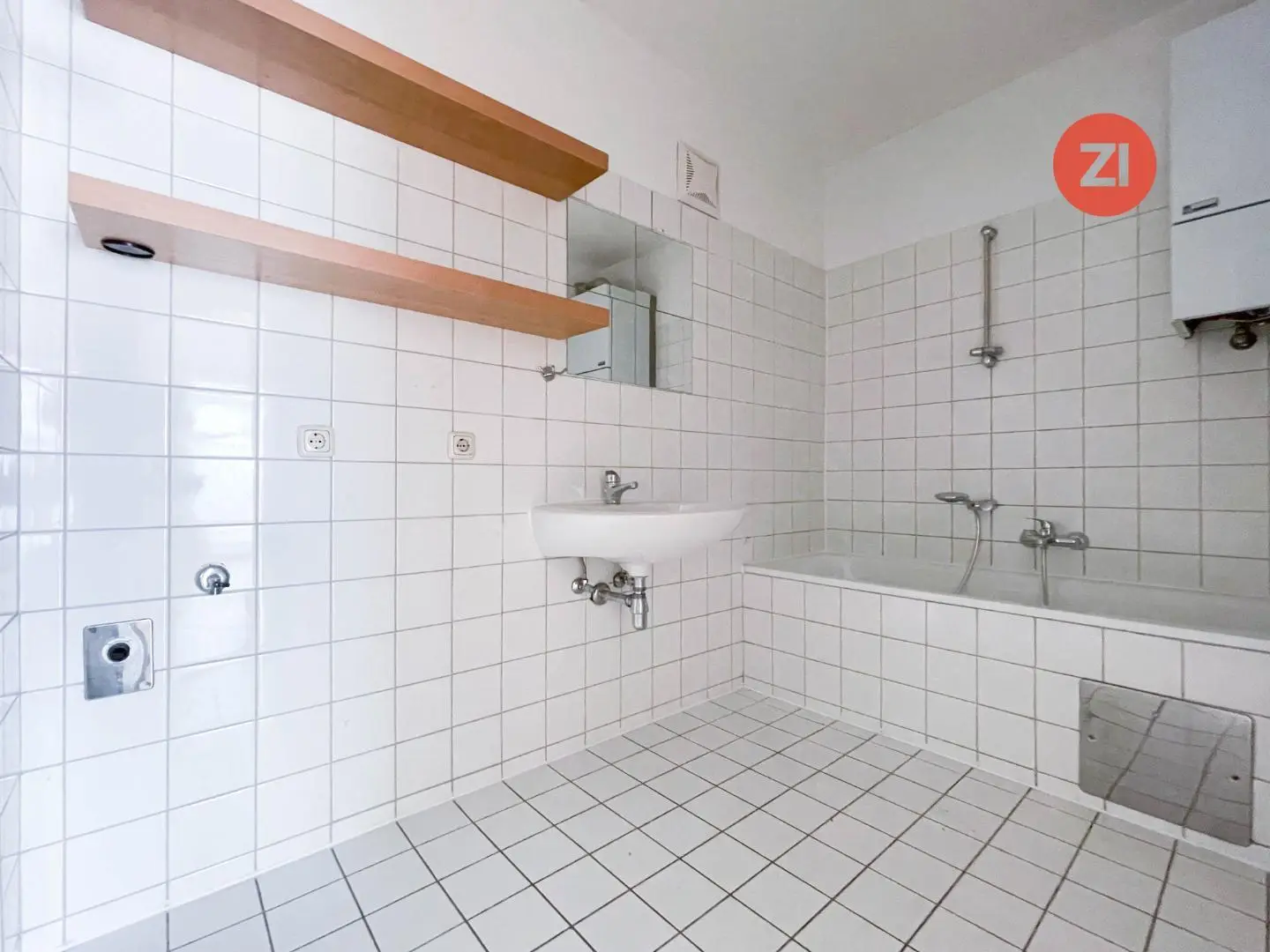 Bright apartment with large terrace in central location