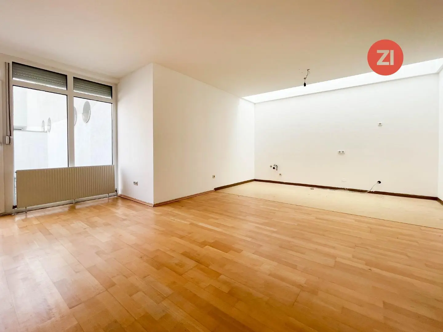 Bright apartment with large terrace in central location