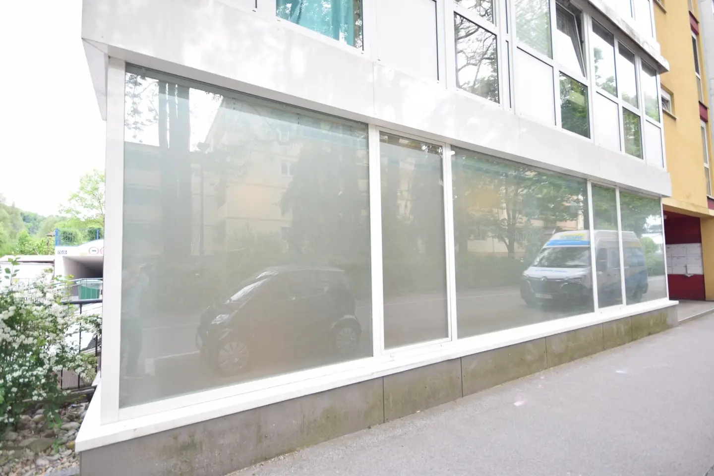 "SCHALLMOOS - Einzigartiges Atelier/Büro mit Wohnmöglichkeit und PKW-Stellplatz nähe Bahnhof"
