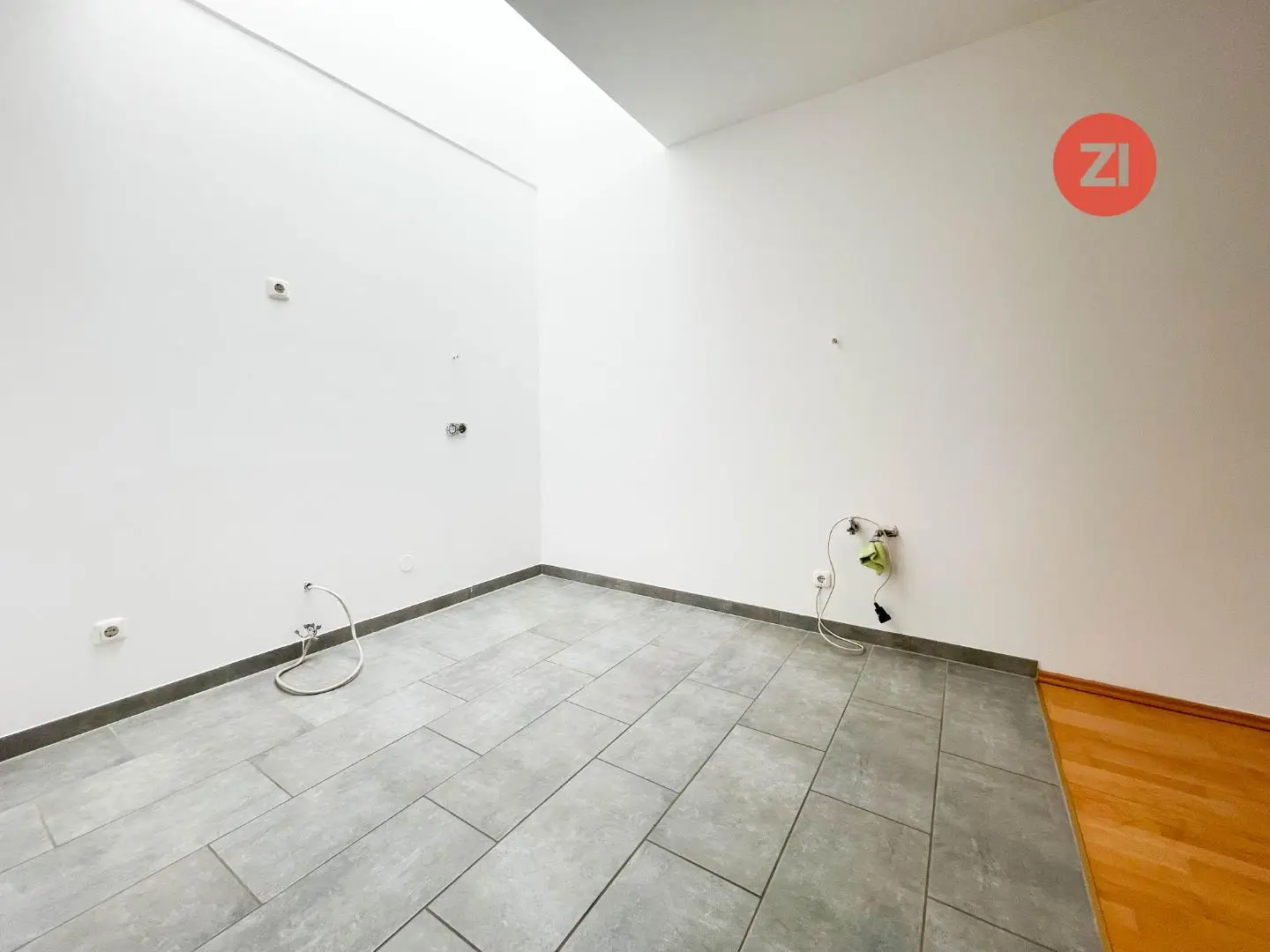 Apartment with large roof terrace and investment potential