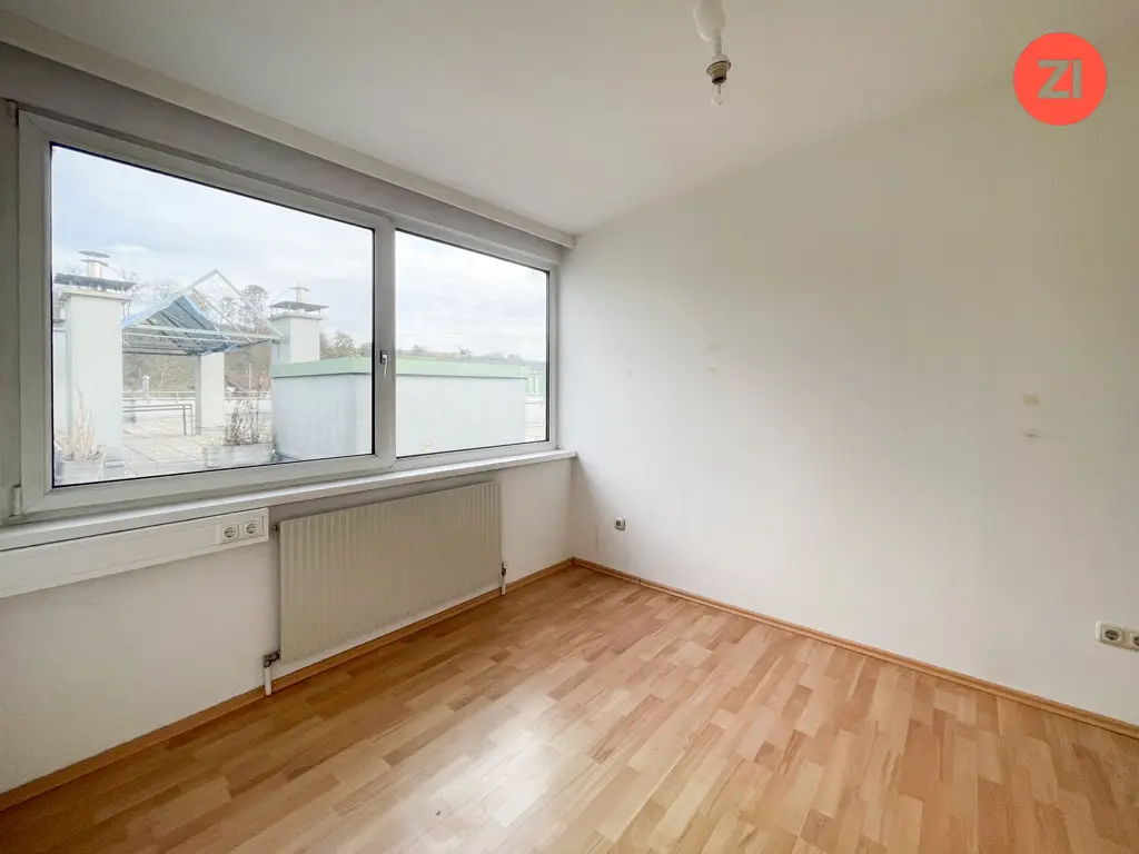Top floor apartment with large roof terrace in central location