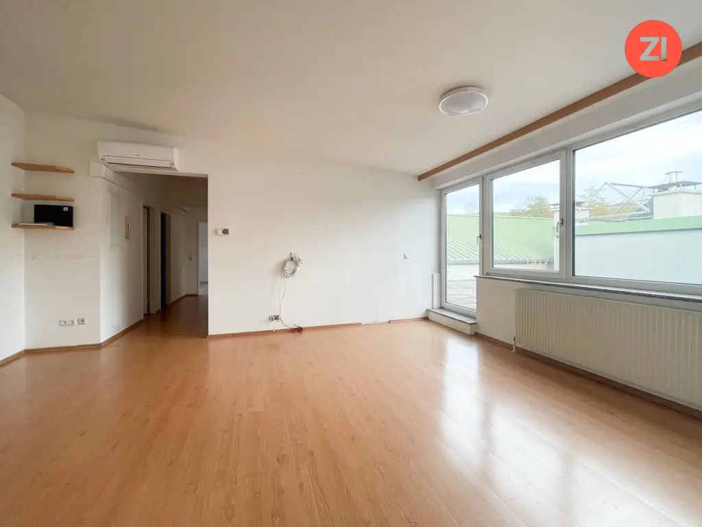 Top floor apartment with large roof terrace in central location