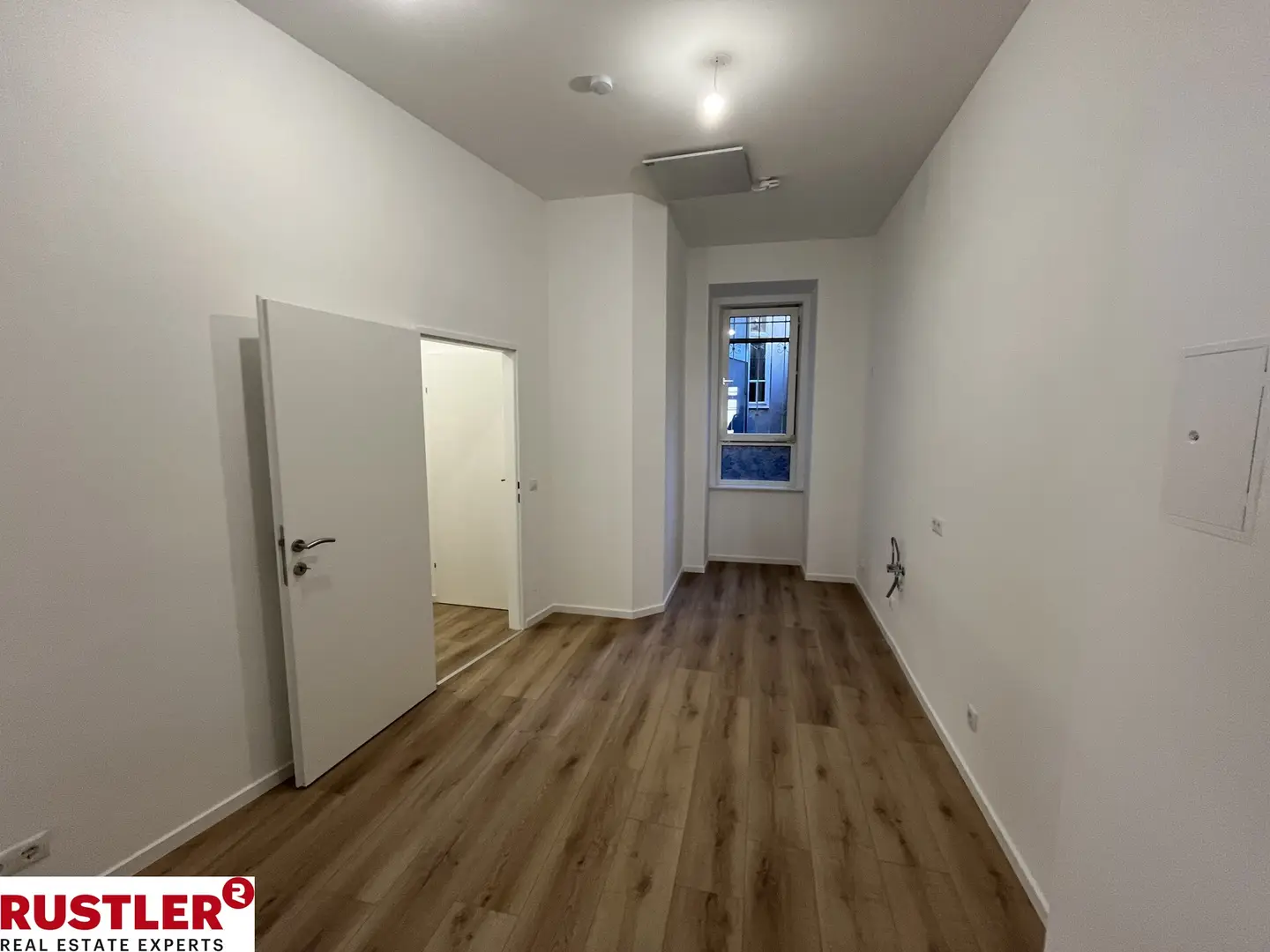 Renovated apartment with parquet in a well kept period building