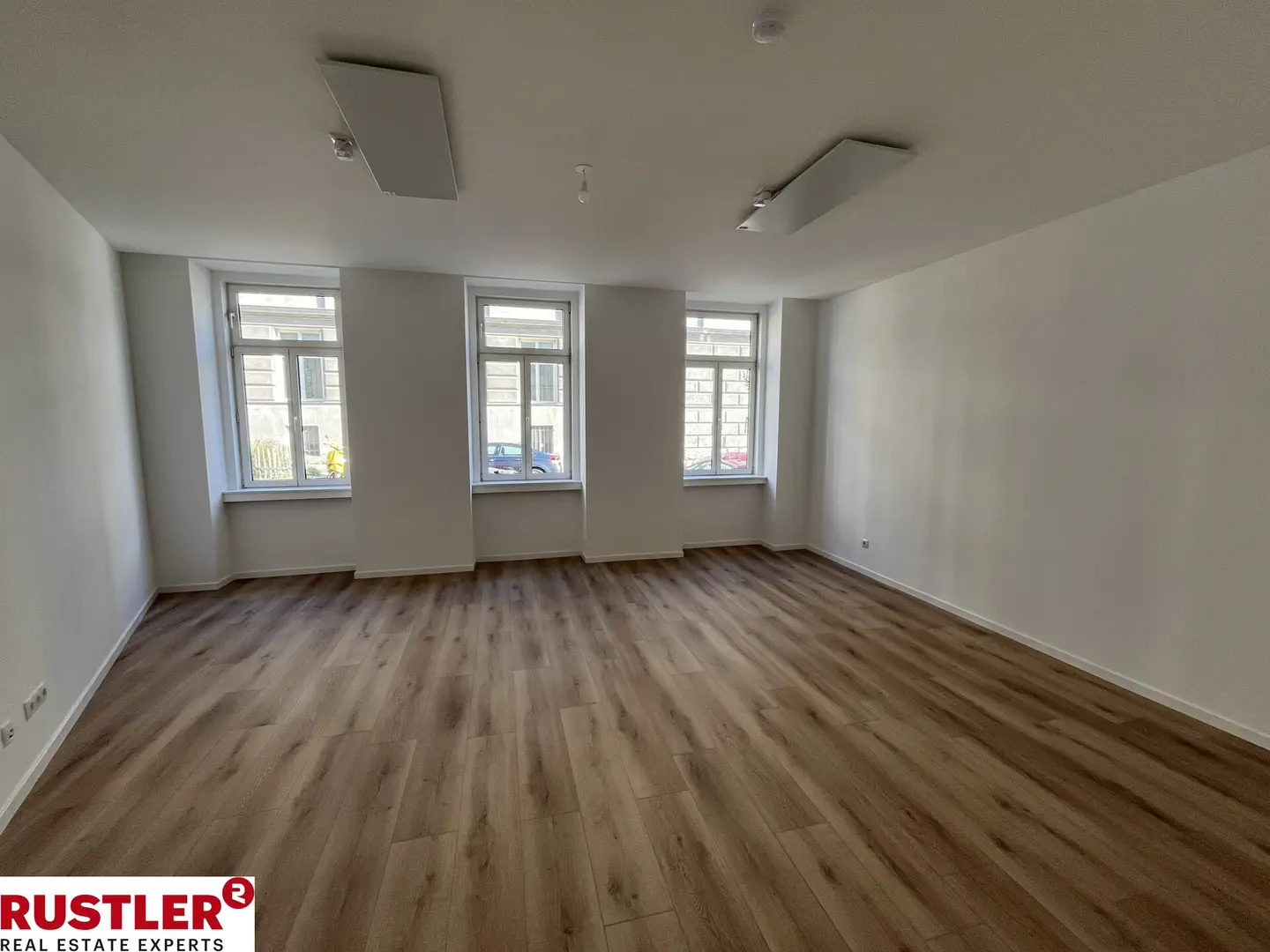 Renovated apartment with parquet in a well kept period building