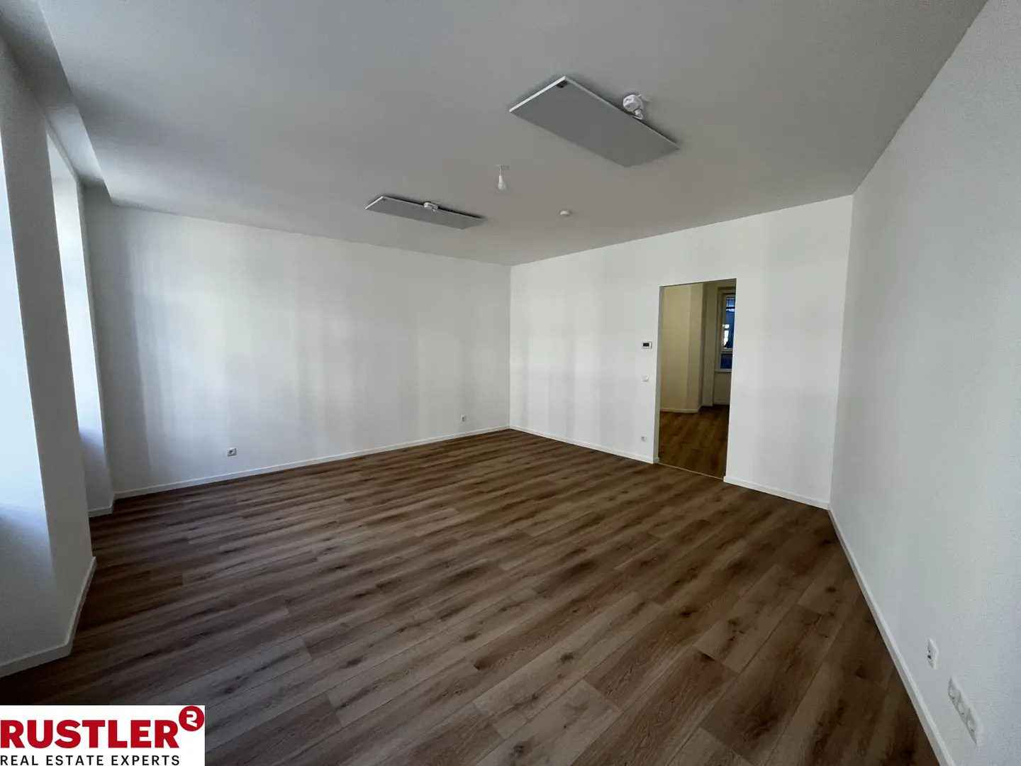 Renovated apartment with parquet in a well kept period building