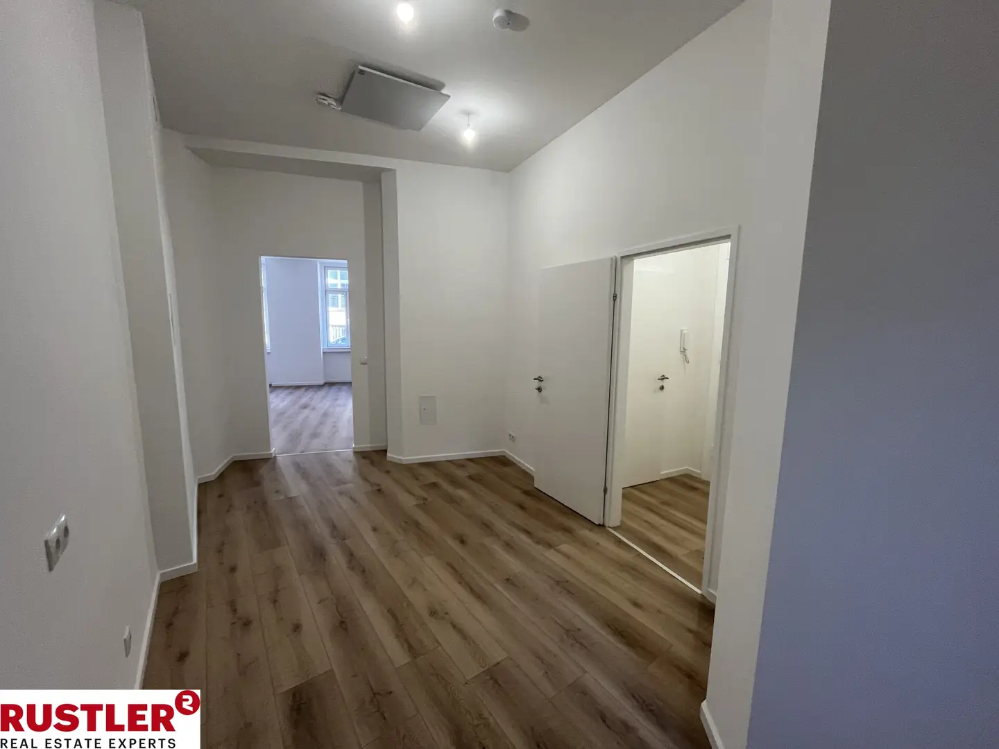 Renovated apartment with parquet in a well kept period building