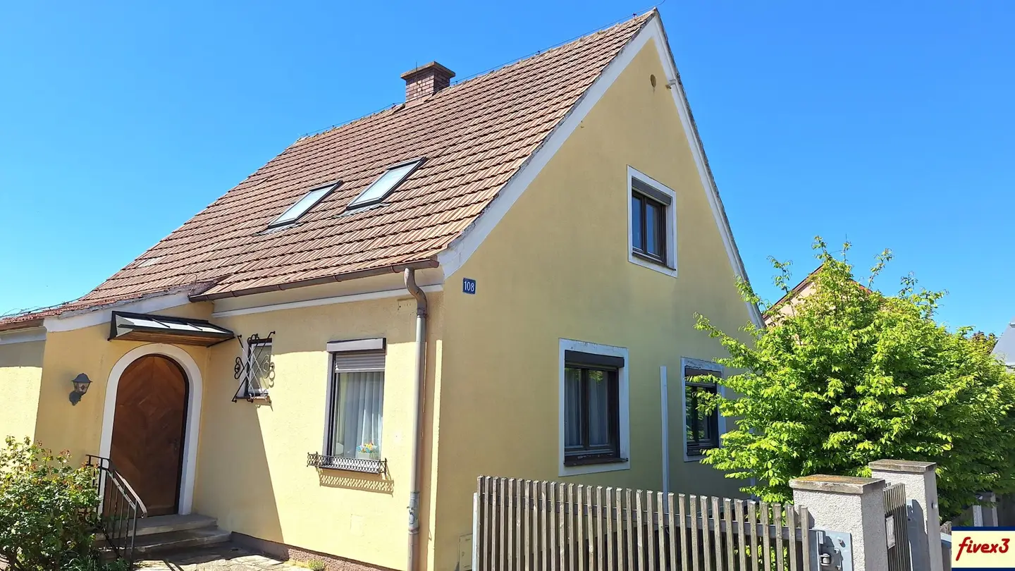 Traismauer - Gemeinlebarn:   Renovierungsbedürftiges Einfamilienhaus mit Garten, Garage und Werkstatt zu kaufen
