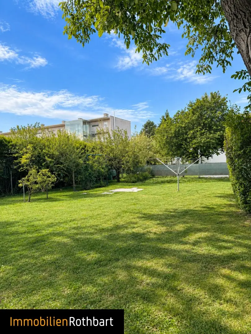 Bright single family house with wonderful plot suitable for extension