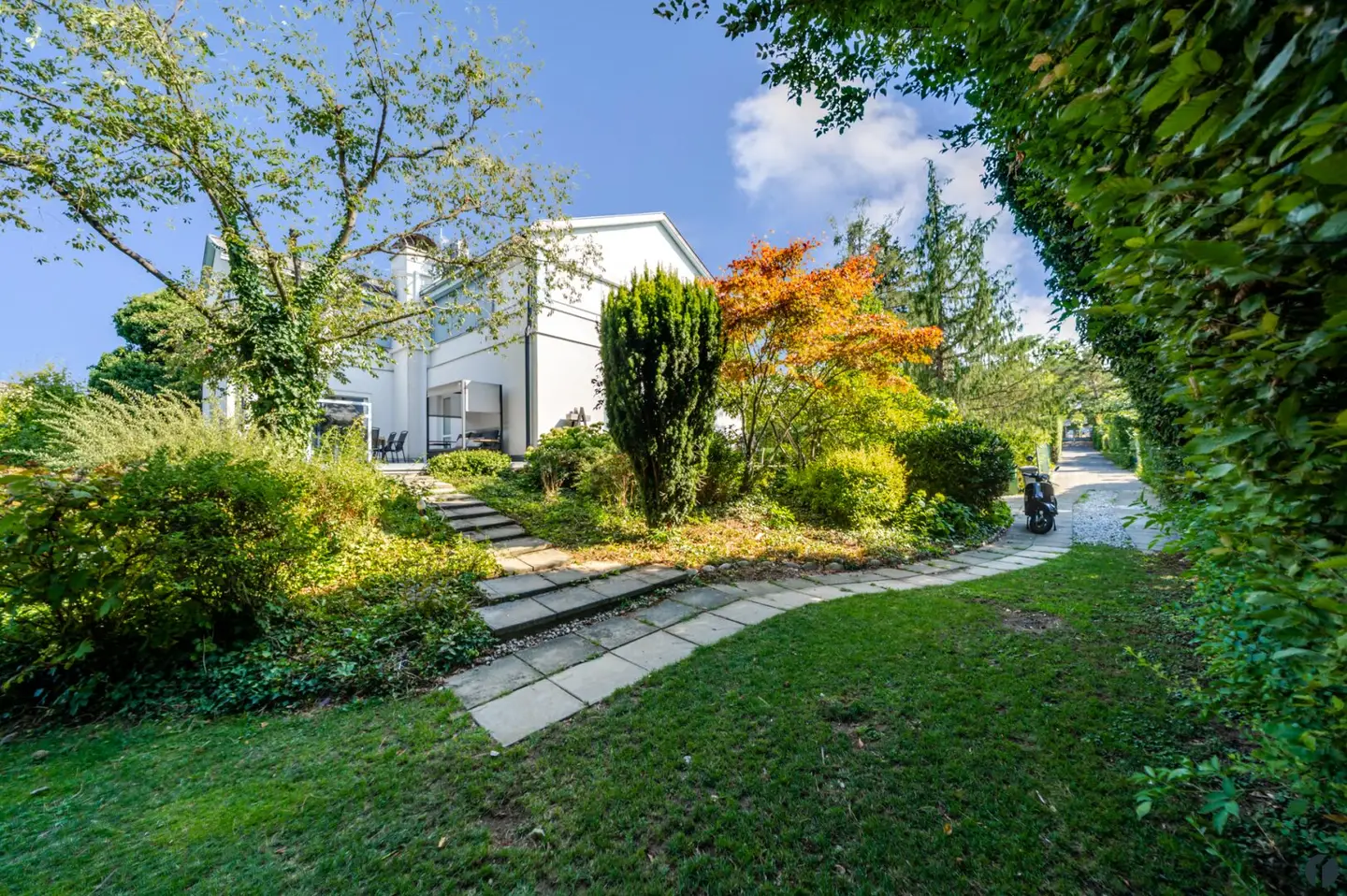 Exceptional private estate with park-like garden &amp; Bio.design pool – exclusive living in Mauer