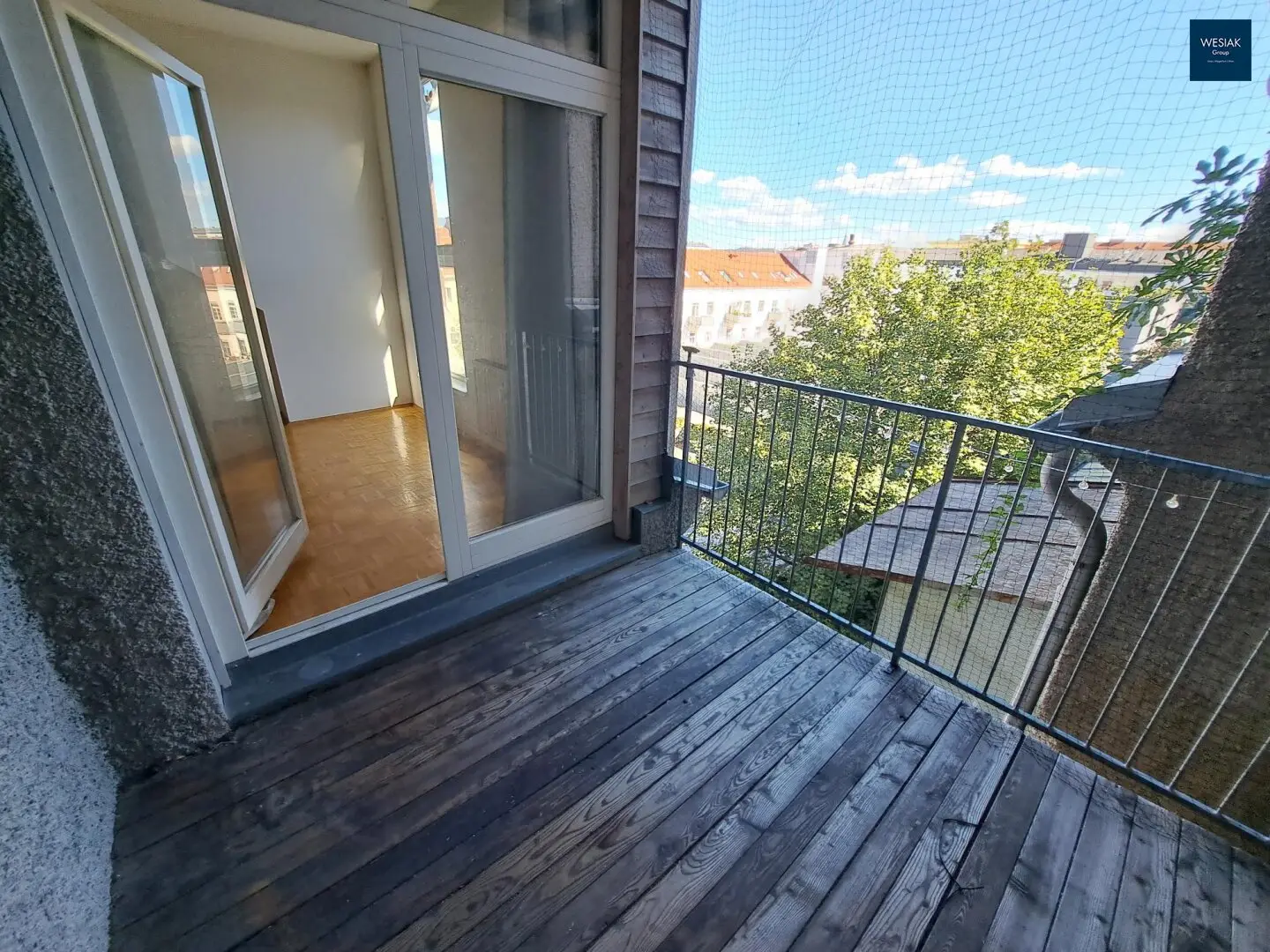 Bright attic 2-room apartment with a loggia in Leitnergasse