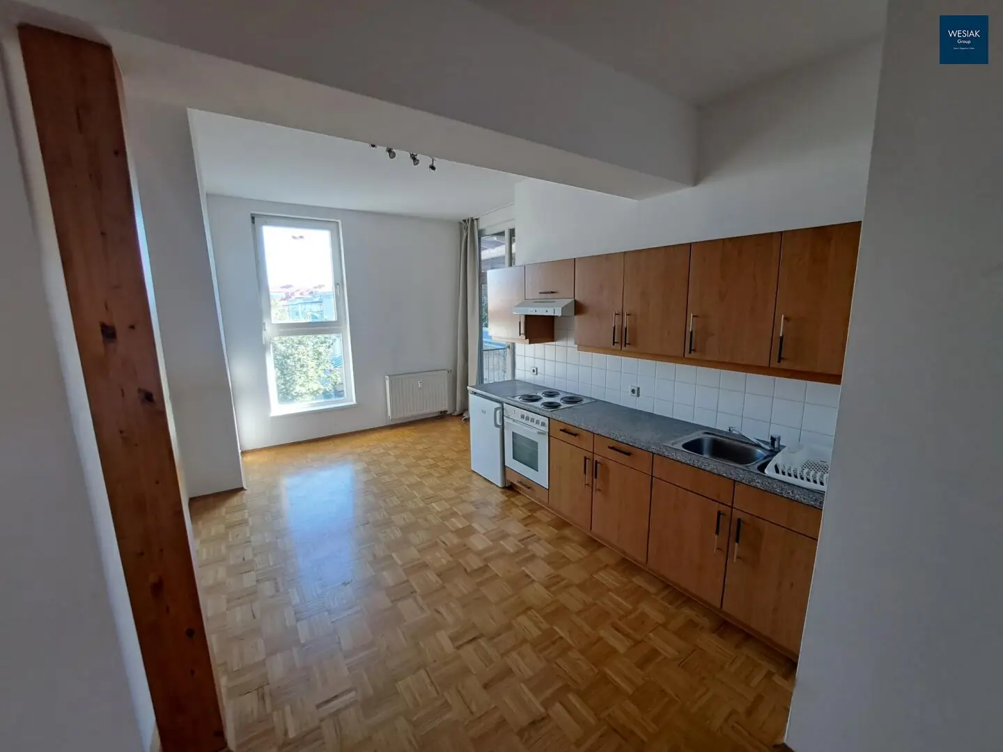 Bright attic 2-room apartment with a loggia in Leitnergasse