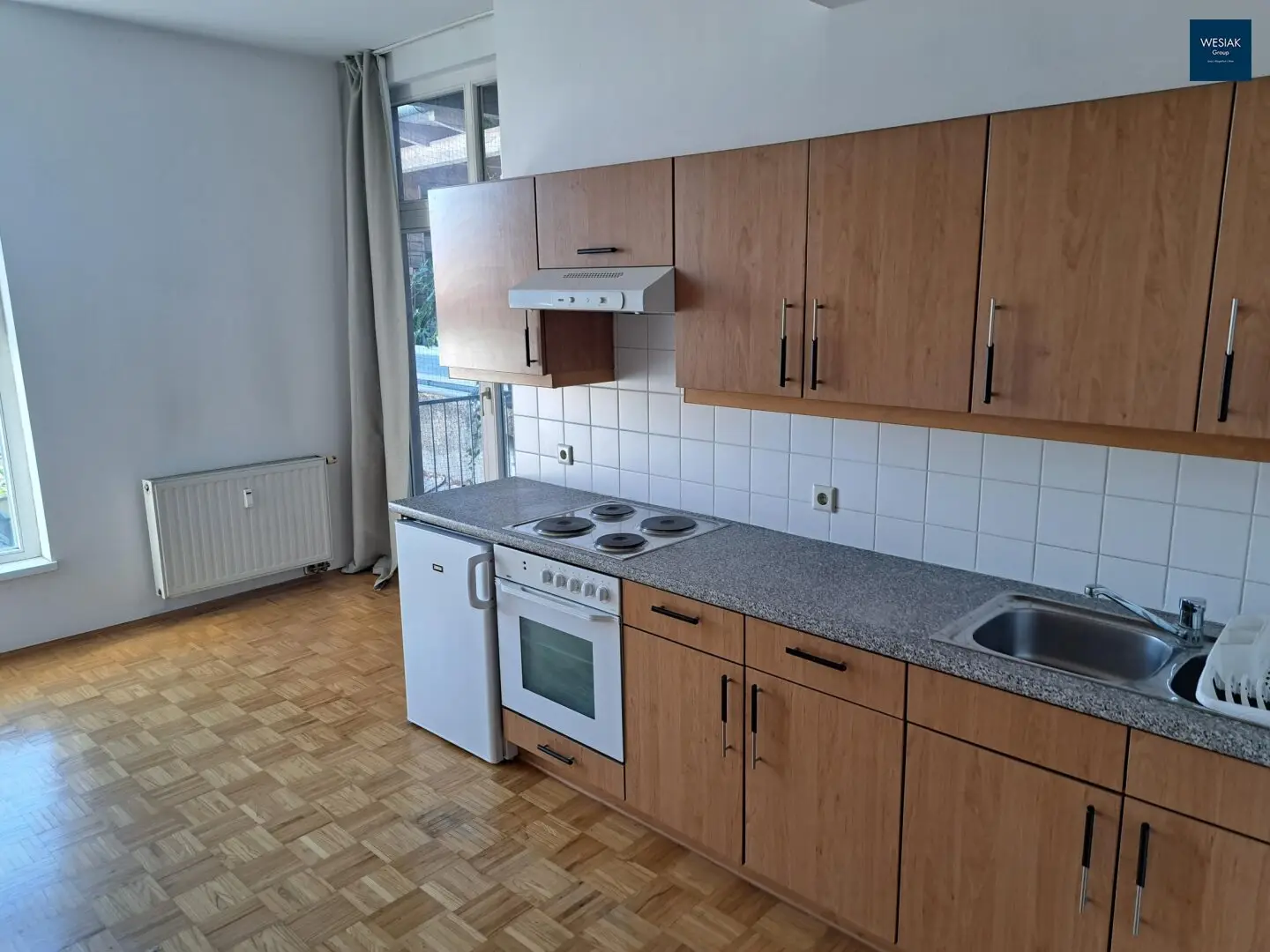 Bright attic 2-room apartment with a loggia in Leitnergasse