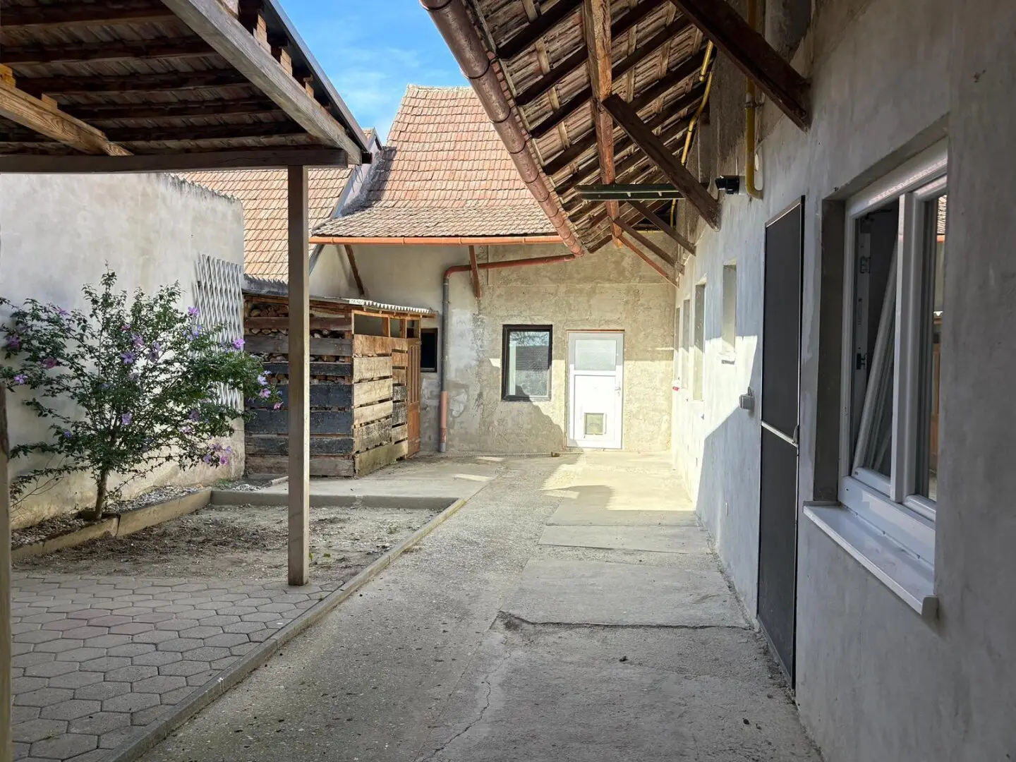 Mehr dahinter, als man von außen erwartet. | € 104.500,- | uneinsehbarer Innenhof | 31 m² Garage | bereits teilweise modernisiert