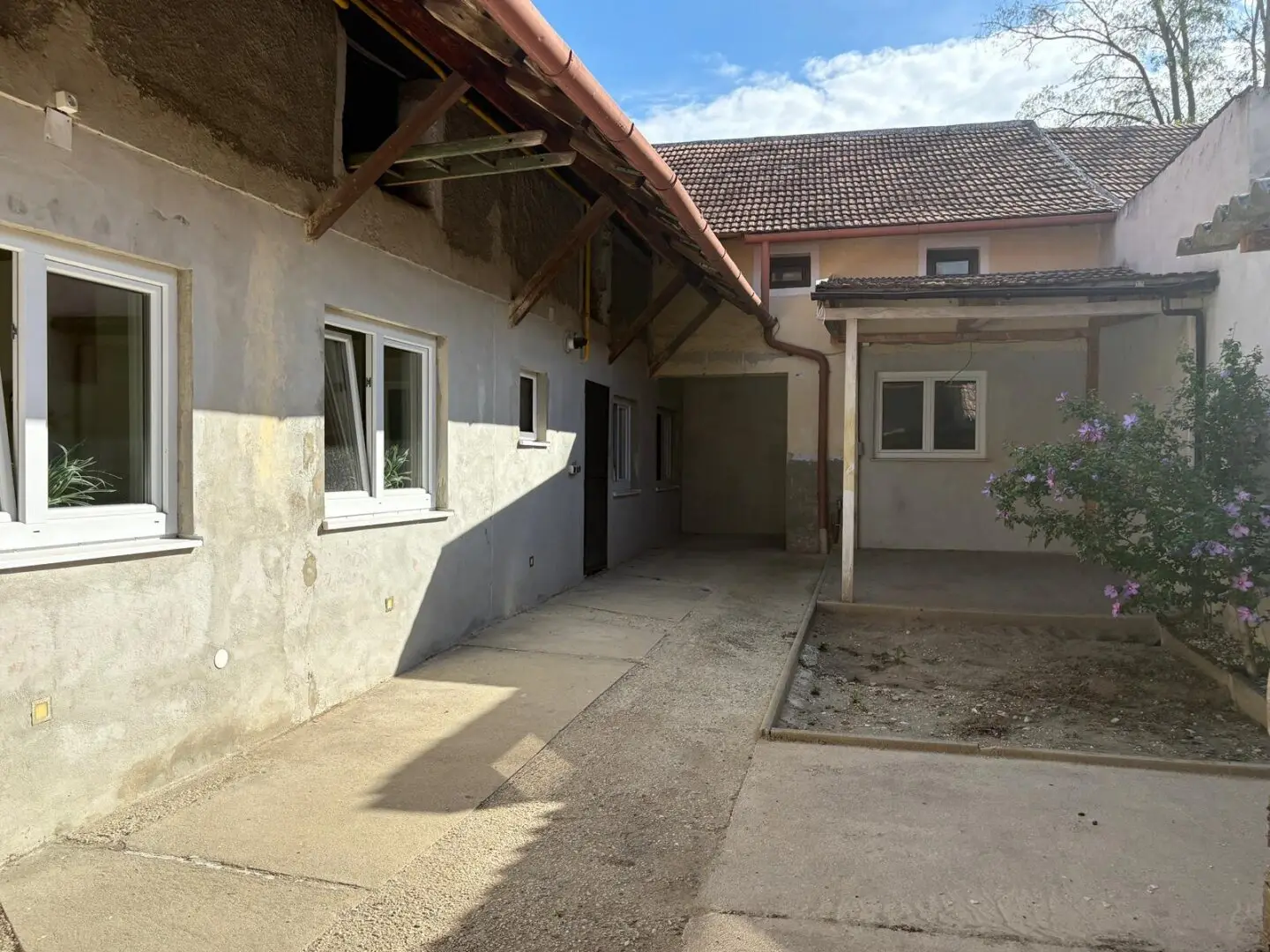Mehr dahinter, als man von außen erwartet. | € 104.500,- | uneinsehbarer Innenhof | 31 m² Garage | bereits teilweise modernisiert