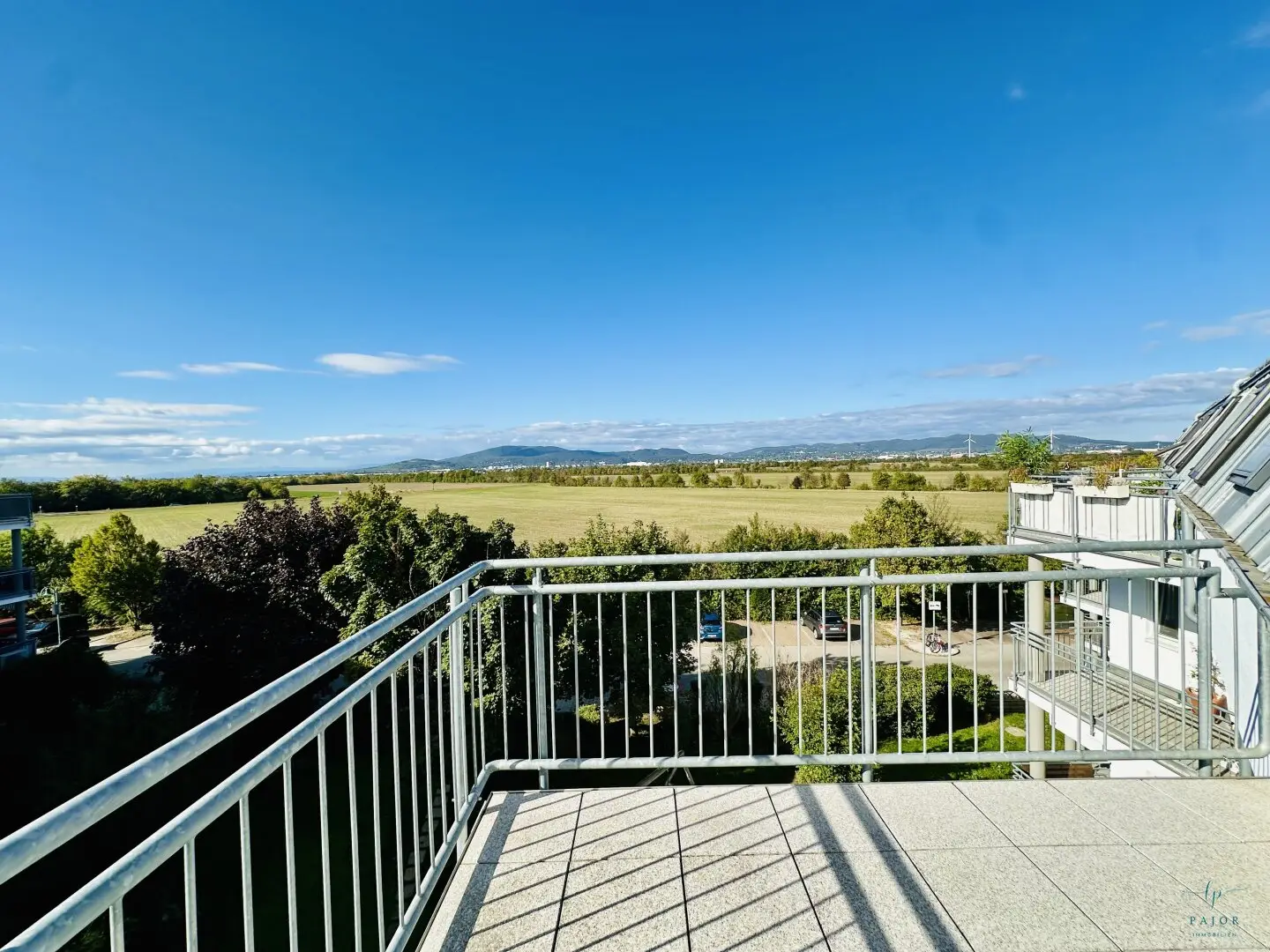 Charming 3-room apartment in Vösendorf at the lake with balcony &amp; parking space – well maintained