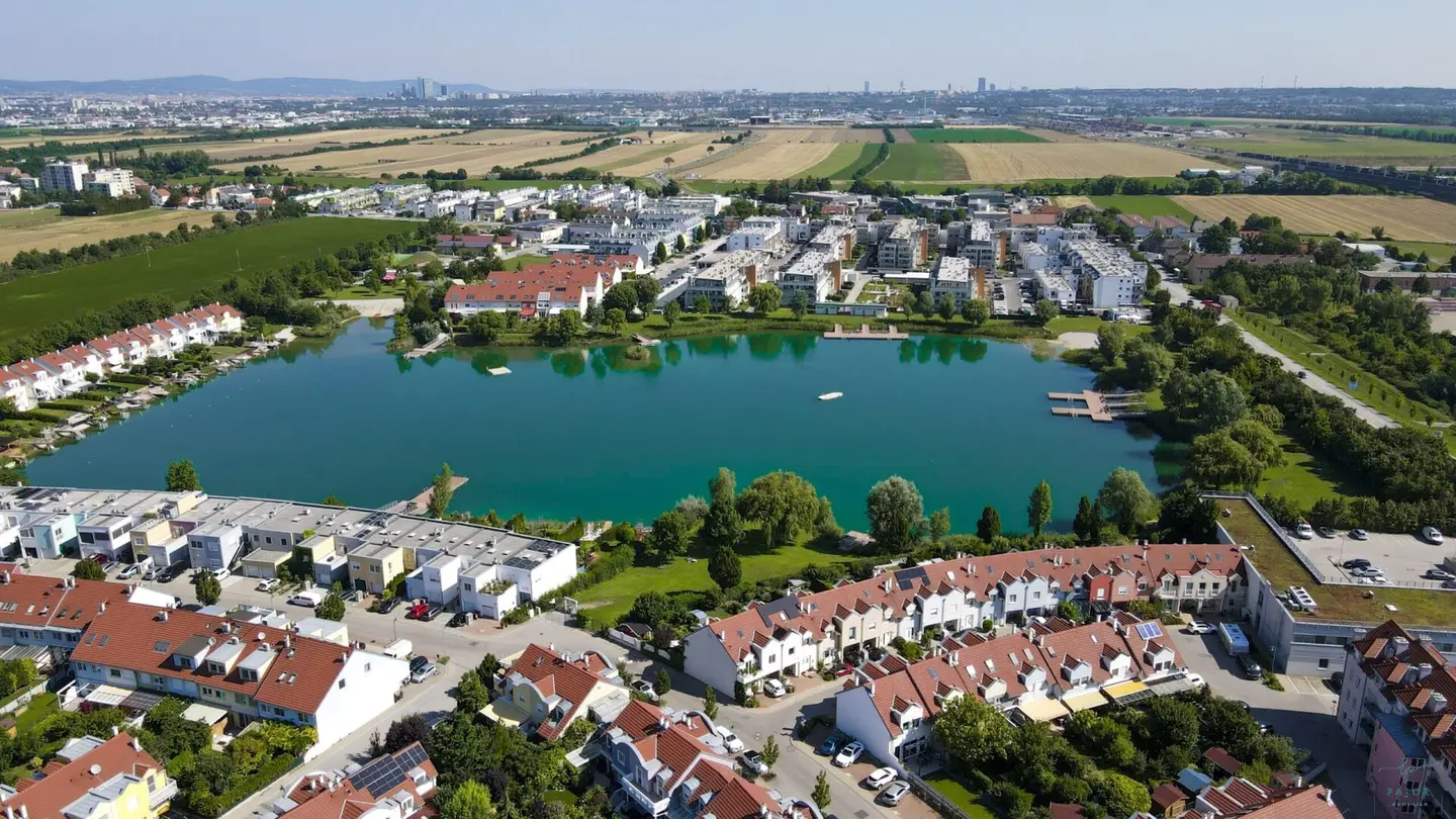 Charming 3-room apartment in Vösendorf at the lake with balcony &amp; parking space – well maintained
