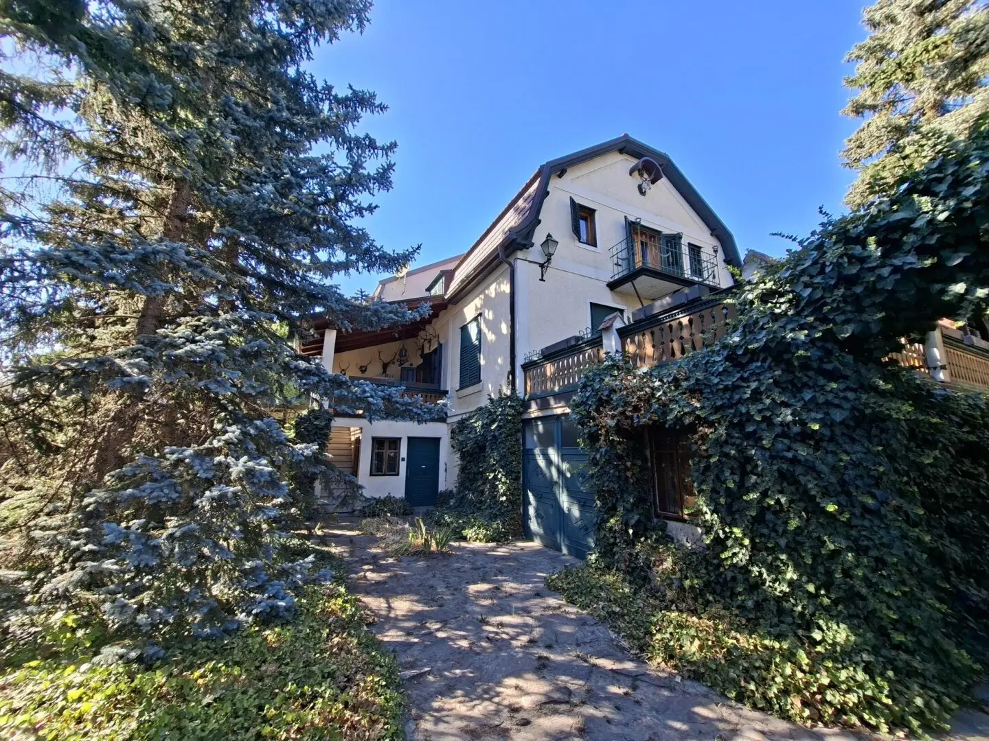Single family house with separate apartment on park like private plot