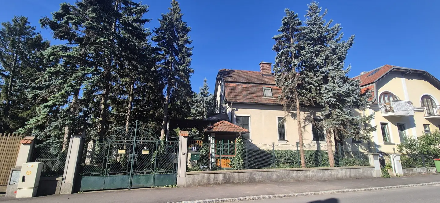 Single family house with separate apartment on park like private plot