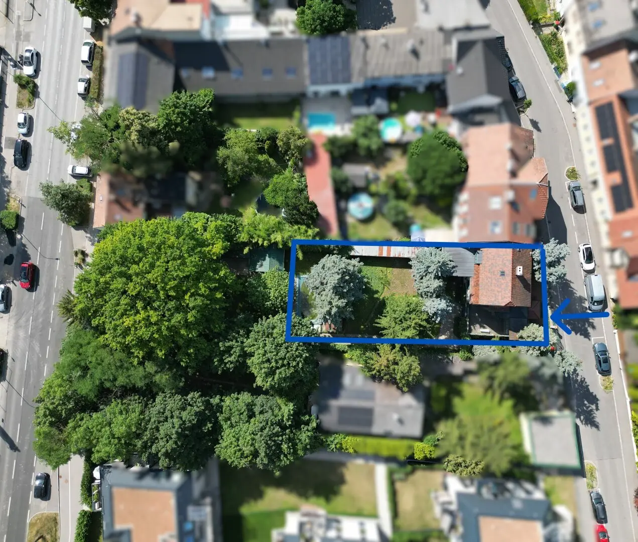 Single family house with separate apartment on park like private plot