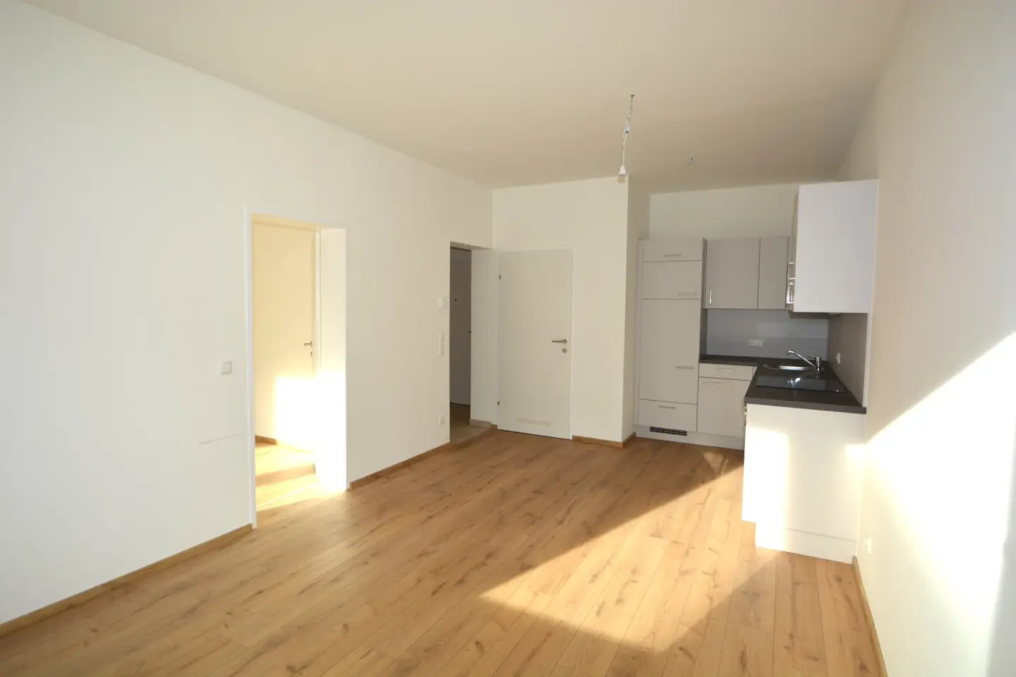 Compact, bright 2-room apartment with fitted kitchen and 2 balconies