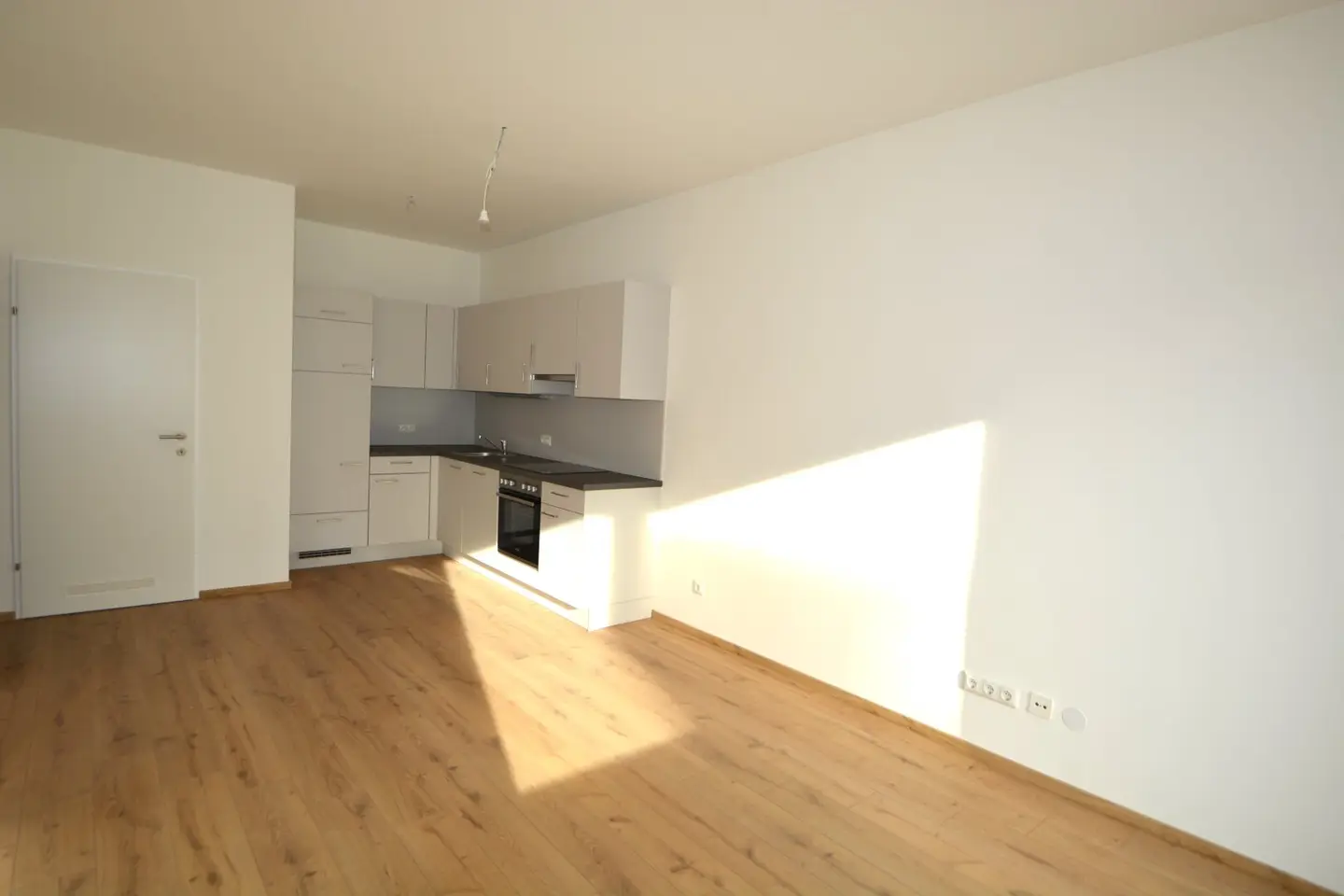 Compact, bright 2-room apartment with fitted kitchen and 2 balconies
