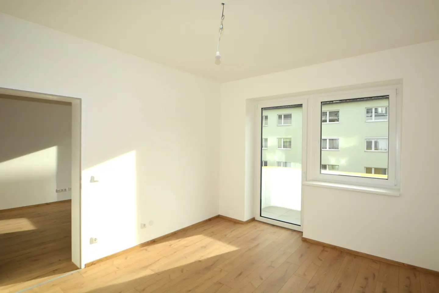Compact, bright 2-room apartment with fitted kitchen and 2 balconies